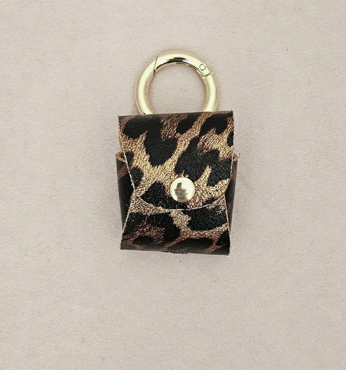Lederetui für AirPods – Leopardenmuster